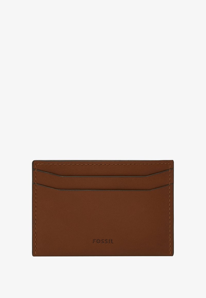 Brun læder kortholder med to kortpladser, synlig syning og "FOSSIL" logo præget foran.