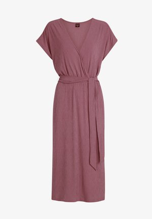 Wickelkleid in sanftem Rosa mit V-Ausschnitt, kurzen Ärmeln und einem selbstbindenden Gürtel. Hergestellt aus einem strukturierten Stoff mit dezenten, senkrechten Streifen.