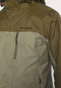 Columbia POURING ADVENTURE JACKET - Casaco impermeável - stone green/new olive