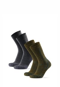 Tres pares de calcetines acanalados: dos grises y uno verde oliva con patrones sutiles. Hechos de tela texturizada. Cada uno tiene un diseño distintivo en el puño y el dedo del pie.