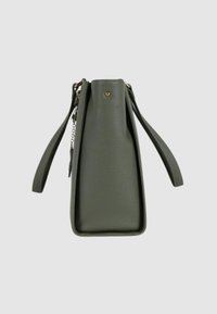 Borsa a tracolla verde in pelle con un design strutturato, caratterizzata da due manici e un accento dorato nella parte superiore. Texture liscia, forma triangolare.