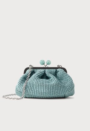 Petit sac pochette tissé bleu clair avec une chaîne argentée et une fermeture à boucle ronde sur le dessus.
