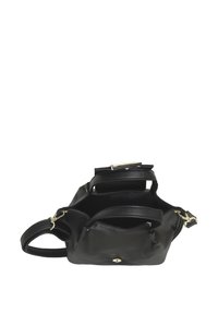 Borsa a mano in pelle nera con una texture morbida, caratterizzata da molteplici scomparti e dettagli in metallo dorato. Tracolla regolabile per un trasporto versatile.