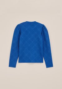 Långärmad blå topp med ett texturerat blommönster. Har rund hals och rynkade axelsömmar. Enfärgad med en slät finish.