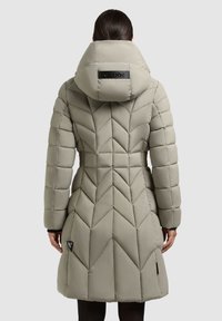 Padded coat in light gray with a hood. Features a chevron quilted design, side pockets, and a logo detail on the back.