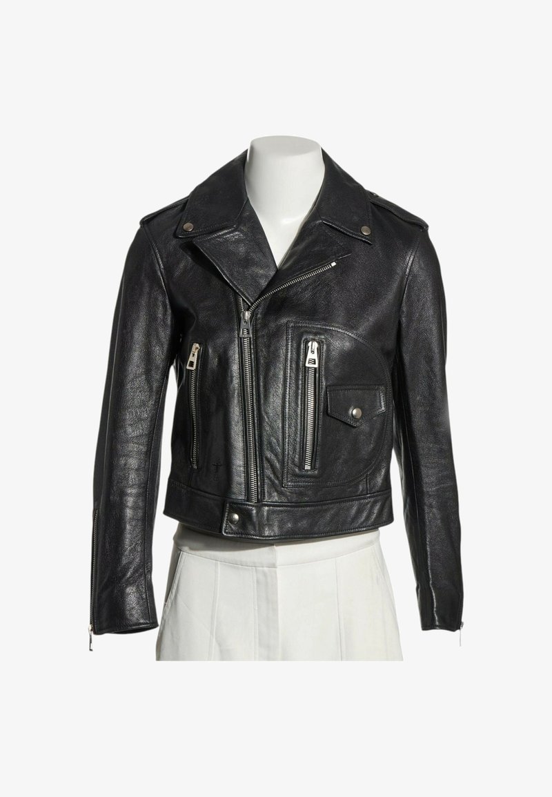 Veste de motard en cuir noir avec fermetures éclair argentées asymétriques, cols pression, poignets zippés et poche à rabat sur buste de mannequin blanc.