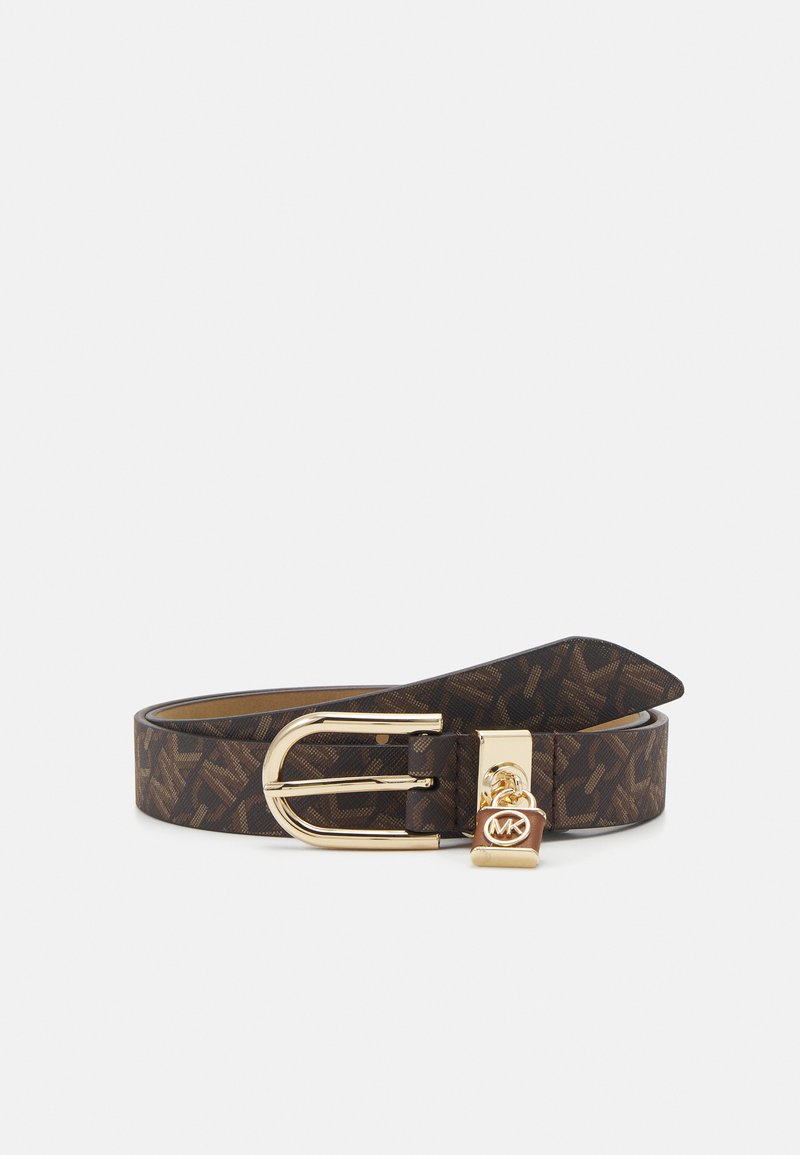 Bruine leren riem met patroon, een gouden gesp en een kleine gouden slotcharme met het 'MK'-logo, gewikkeld tegen een witte achtergrond.