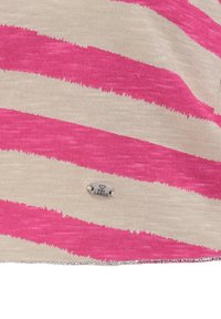 Top a righe con ampie strisce rosa e beige, realizzato in materiale morbido. Dotato di un'etichetta logo argentata sull'orlo e di finiture metalliche nella parte inferiore.