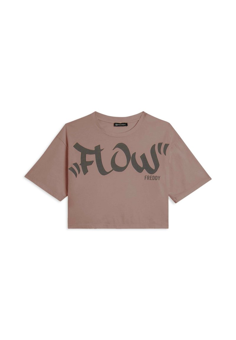 Camiseta corta de color rosa claro hecha de algodón, con un atrevido gráfico negro "FLOW" y el texto "FREDDY" impreso en la parte frontal. Mangas cortas.