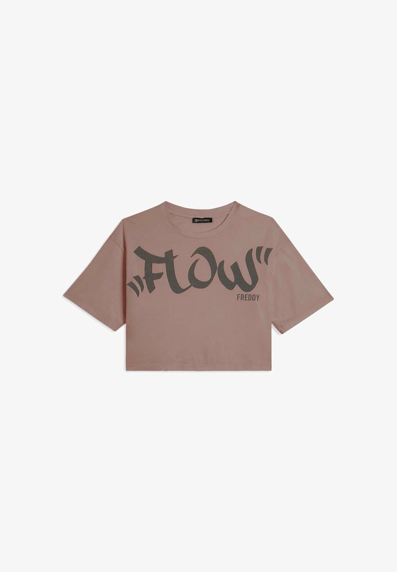 Camiseta corta de color rosa claro hecha de algodón, con un atrevido gráfico negro "FLOW" y el texto "FREDDY" impreso en la parte frontal. Mangas cortas.