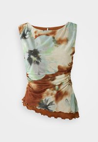 Blomstrete topp i lyse grønne og brune nyanser, med teksturert stoff, rynket sidedesign og bølgete kant.