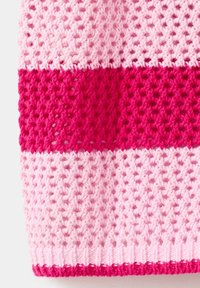 Tissu tricoté avec des larges rayures horizontales alternées en rose clair et rose vif, présentant un motif de tissage ouvert et texturé.