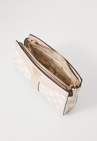 Bolso de mano rosa claro con un patrón texturizado, que presenta una cremallera dorada y un interior beige. Incluye múltiples compartimentos y un acento de logo.