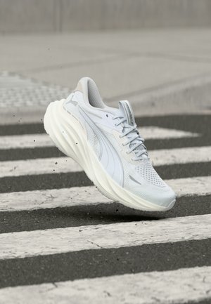 MAGNIFY NITRO 3 - Scarpe da corsa su strada - white/warm white