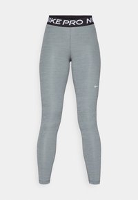 Szare legginsy Nike Pro z czarnym paskiem w talii, na którym znajduje się biały napis. Wykonane z teksturowanego, elastycznego materiału o dopasowanym kroju.