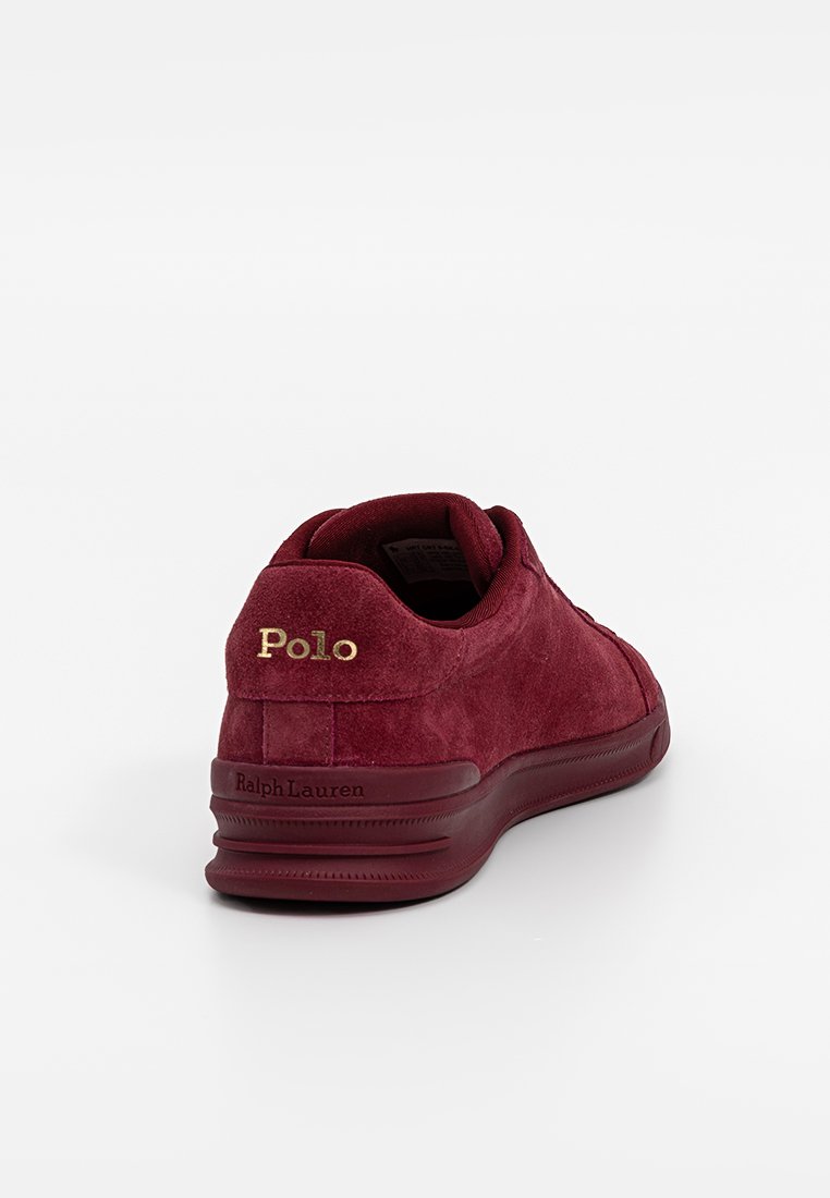 Rote Wildleder-Sneaker mit gepolstertem Kragen, goldenem "Polo"-Logo an der Ferse und einer strukturierten Gummisohle mit eingeprägtem "Ralph Lauren".
