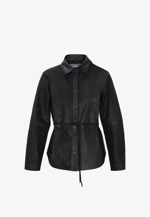 Sort læderjakke med knappet krave, lange ærmer og bånd i taljen. Har en glat tekstur og en skræddersyet pasform.