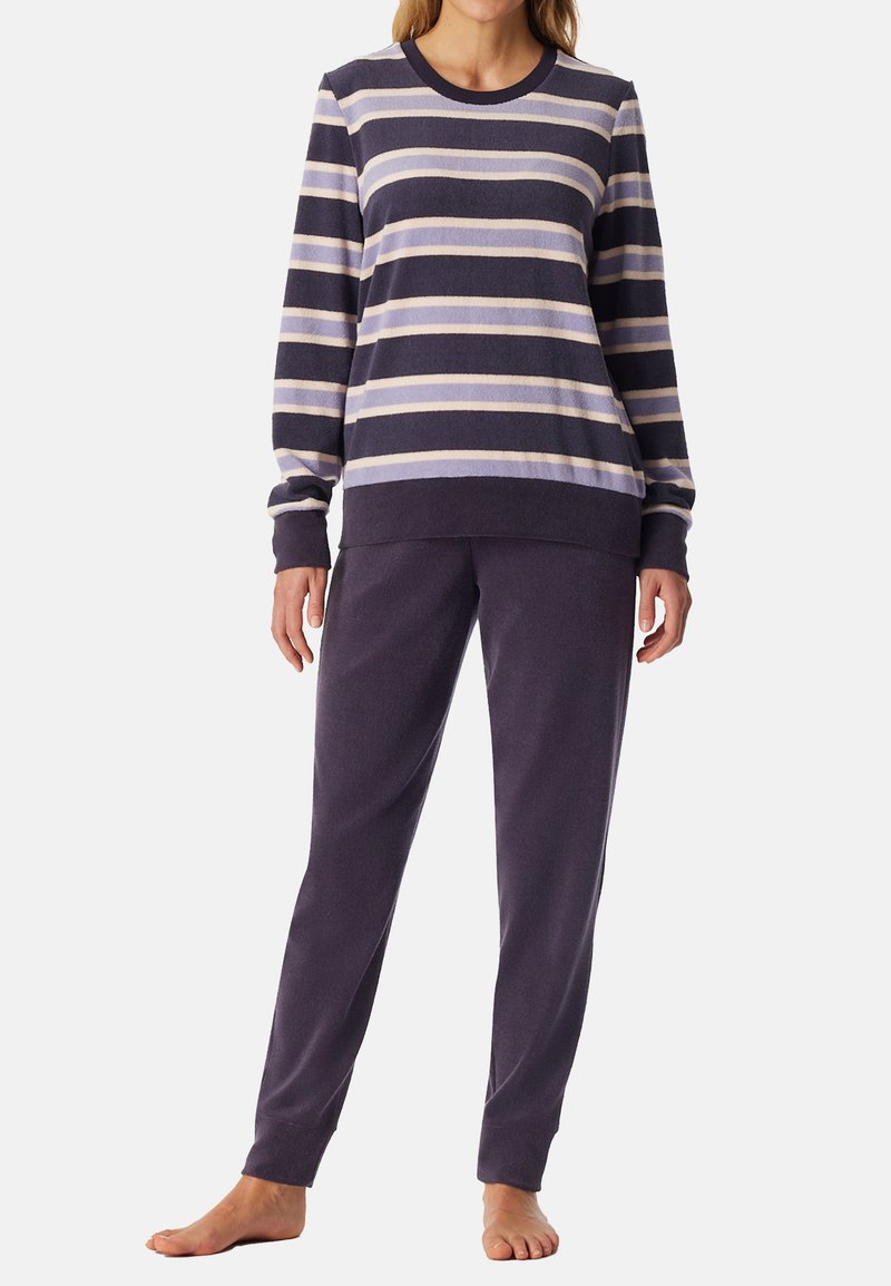 Set loungewear bergaris berwarna ungu gelap dengan garis horizontal ungu muda dan krim. Kain lembut, lengan panjang, pinggang elastis, dan celana menyempit.