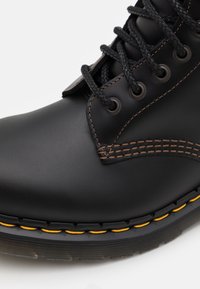 Dr. Martens Stivaletti stringati - black