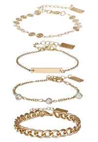 Keturi auksiniai apyrankės: apvalus diskas su grandinėle, plokščias strypas, perlais akcentuota grandinėlė ir stora grandinėlė, kiekviena su unikaliu užsegimu ir žyma.