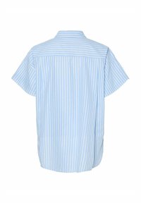 Koszula krótki rękaw w jasnoniebieskim kolorze z białymi pionowymi paskami, z klasycznym kołnierzykiem i luźnym krojem, wykonana z lekkiego materiału.