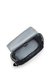 Astuccio Kipling grigio aperto che mostra il vano principale vuoto con tasca in rete e etichetta in tessuto all'interno sotto il coperchio.