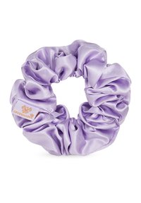 Aksamitny scrunchie w kolorze lawendowym z marszczeniem i haftowaną metką z nazwą marki "CRYSTALLOVE". Miękka, gładka tekstura.