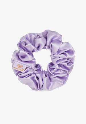 Satin-Lavendel-Haargummi mit einem gerafften Design und einem bestickten Etikett mit dem Markennamen "CRYSTALLOVE." Weiche, glatte Textur.