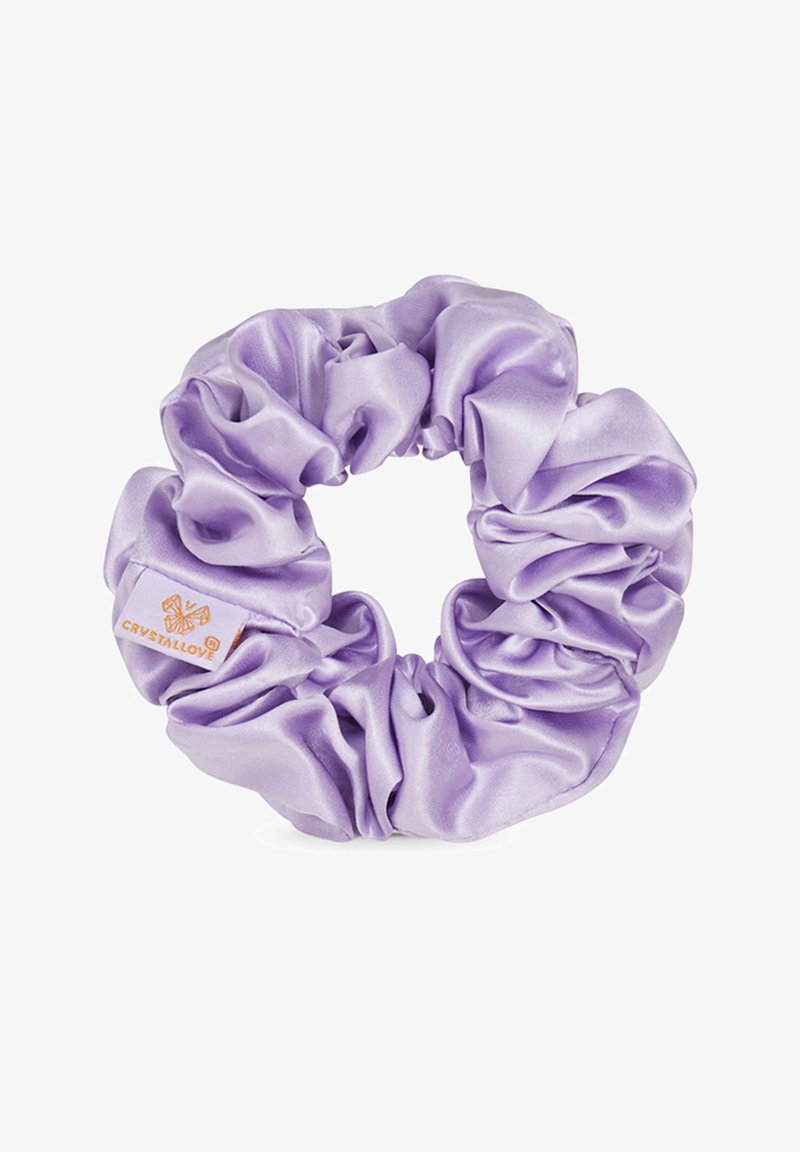 Aksamitny scrunchie w kolorze lawendowym z marszczeniem i haftowaną metką z nazwą marki "CRYSTALLOVE". Miękka, gładka tekstura.