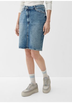 Vaaleansininen denimin kuvioinen lyhyempi hame, jossa on etusauma, viisi taskua ja raakareuna. Yhdistetty harmaisiin koroketossuihin ja raidallisiin sukkiin.