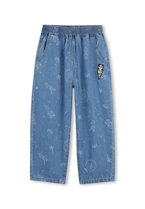Pantalon en denim bleu clair avec une ceinture élastique, présentant un motif ludique de cornets de glace et de bonbons, ainsi qu'un patch panda sur la poche gauche.
