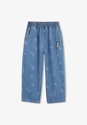 Pantalon en denim bleu clair avec une ceinture élastique, présentant un motif ludique de cornets de glace et de bonbons, ainsi qu'un patch panda sur la poche gauche.
