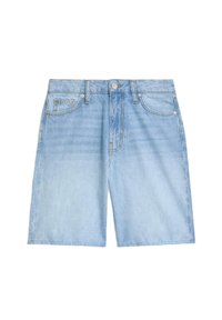Shorts en denim bleu clair avec une coupe classique, un design à cinq poches et une fermeture à bouton. Présente un délavage usé et une coupe droite.