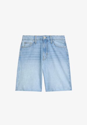 Shorts in denim blu chiaro con taglio classico, design a cinque tasche e chiusura a bottone. Presentano una finitura sbiadita e uno stile a gamba dritta.
