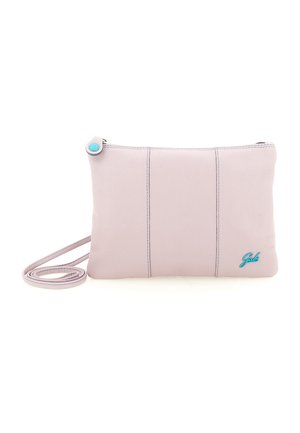 Borsa a tracolla in pelle viola chiaro con cuciture verticali, cursore della cerniera con bottone blu, tracolla sottile e piccolo logo "Gabs" blu sul davanti in basso a destra.