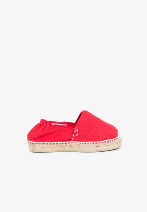 Espadrille en toile rouge avec élastique à l'arrière, semelle en jute tressé et détail de couture blanche autour du bord. Conception à profil bas.