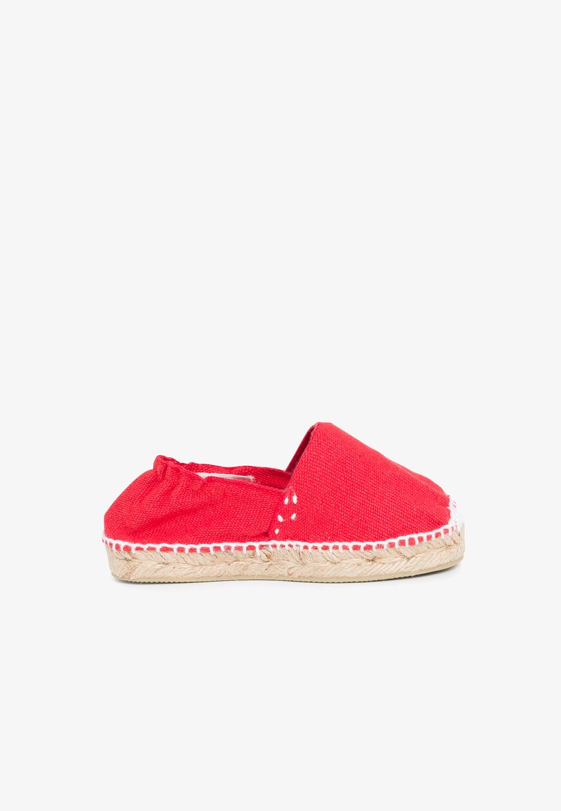 Espadrilla in tela rossa con elastico sul retro, suola in juta intrecciata e dettaglio di cucitura bianca lungo il bordo. Design a profilo basso.