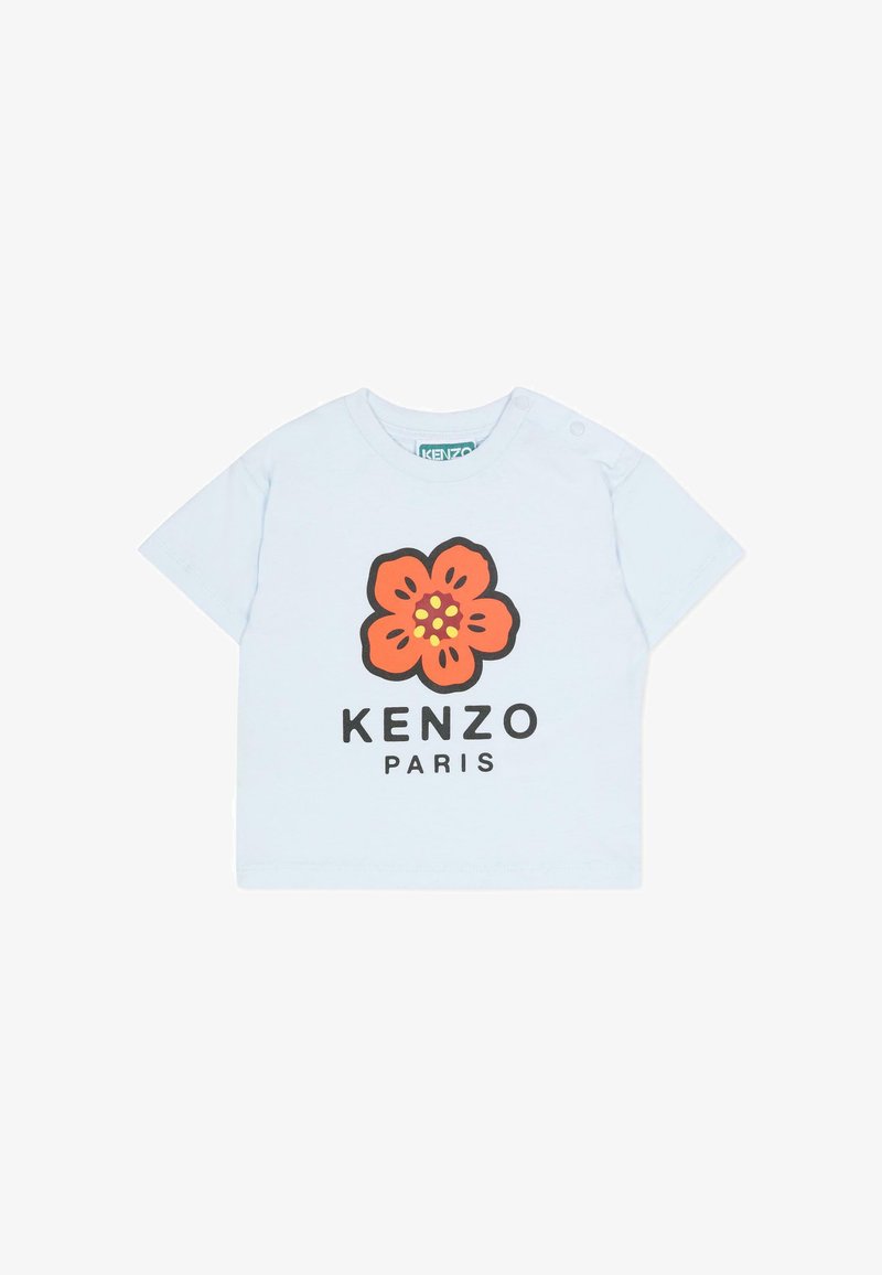 T-shirt bleu clair à manches courtes avec un motif de fleur orange et le texte "KENZO PARIS" en noir en bas. Doté de boutons-pression sur l'épaule.