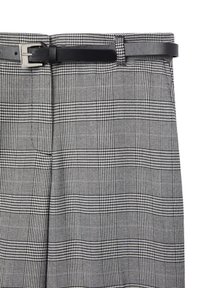 Spodnie w kratę w czarno-białym materiale, o gładkiej fakturze, z czarnym paskiem z sztucznej skóry z metalową klamrą w kolorze srebrnym.
