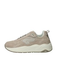 Beige suède sneaker met geperforeerde details, witte gevoerde zool, zijlogo en een aantreklipje op de hiel.
