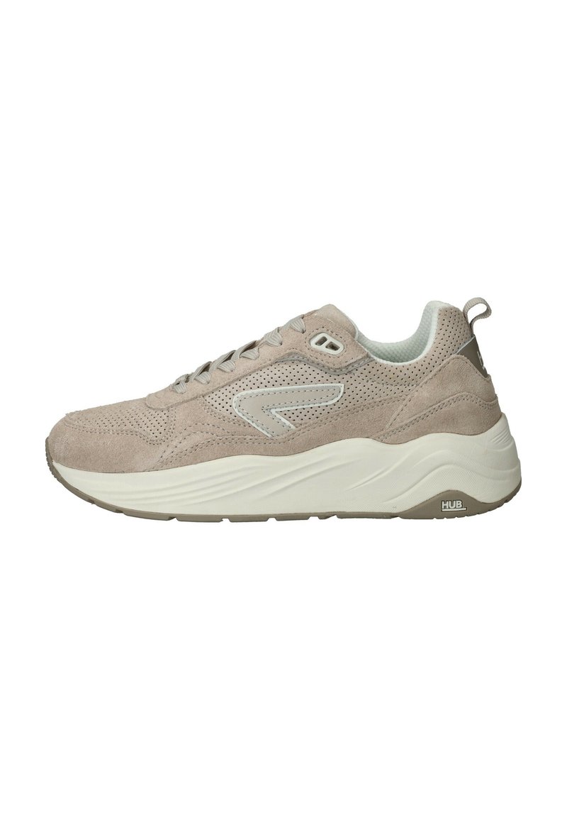 Beige suède sneaker met geperforeerde details, witte gevoerde zool, zijlogo en een aantreklipje op de hiel.