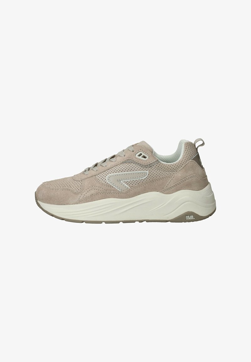 Beige suède sneaker met geperforeerde details, witte gevoerde zool, zijlogo en een aantreklipje op de hiel.