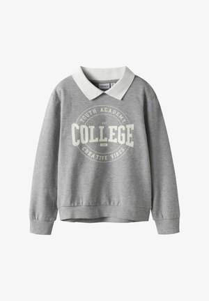Grå sweatshirt med vit polo-krage, med ett cirkulärt grafiskt tryck som säger "COLLEGE" och "YOUTH ACADEMY" i ljusbeige.