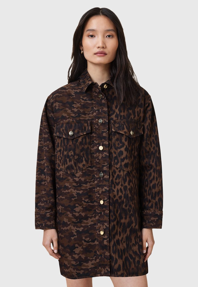 Vestito camicia in camouflage marrone e stampa leopardata, con bottoni frontali, due tasche sul petto e vestibilità comoda. Realizzato in tessuto resistente.