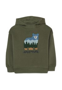 Hoodie vert olive avec un graphique d'ours multicolore, comprenant des détails de montagne et de forêt, et un texte brodé "AVENTURE" en bas.