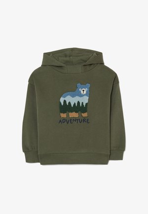 Olijfgroene hoodie met een meerkleurige berenafbeelding, inclusief bergen en bosdetails, en de geborduurde tekst "AVONTUUR" onderaan.