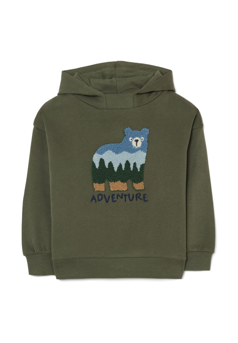 Hoodie vert olive avec un graphique d'ours multicolore, comprenant des détails de montagne et de forêt, et un texte brodé "AVENTURE" en bas.