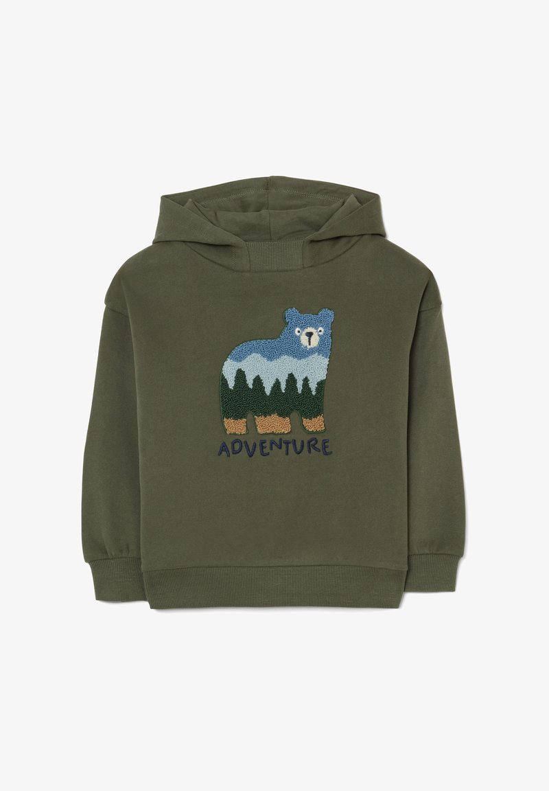 Hoodie vert olive avec un graphique d'ours multicolore, comprenant des détails de montagne et de forêt, et un texte brodé "AVENTURE" en bas.