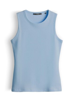 Top senza maniche azzurro chiaro a coste con scollo rotondo e etichetta del marchio all'interno del colletto, disteso su uno sfondo bianco.