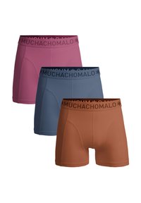 Tri par boxer hlač v roza, modri in rjavi barvi, z mehkimi pasovi z logotipom "MUCHACHOMALO" in gladko teksturo tkanine.